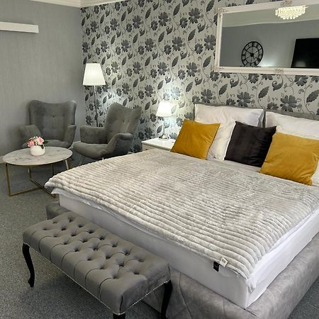 Efipa Glamour Apartments Плзень Екстер'єр фото